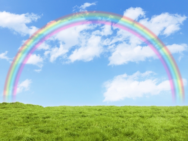 草原と青空と虹の画像