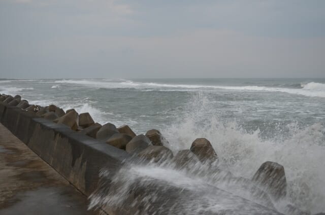 台風で荒れた海の画像